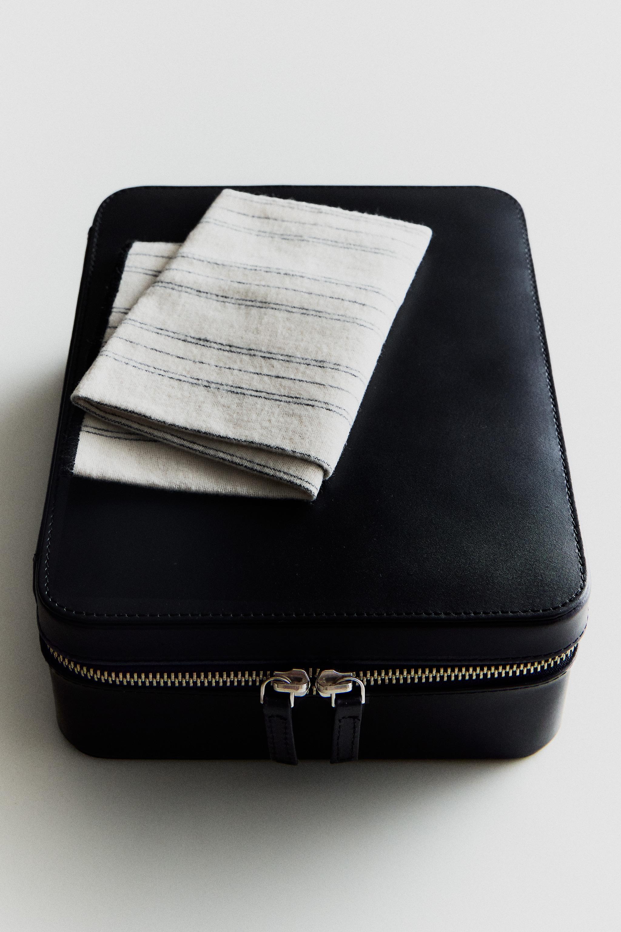 TROUSSE DE TOILETTE EN CUIR À COMPARTIMENTS